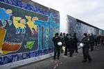 MINDE. Murstykket 'East Side Gallery' er det sidste store stykke af den mur, der delte øst og vest i Berlin. 