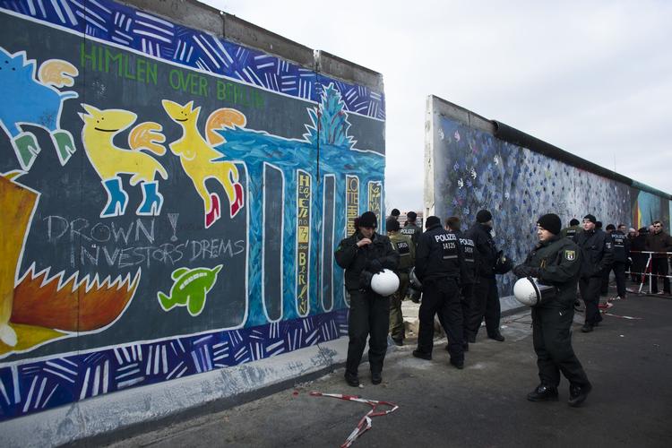 MINDE. Murstykket 'East Side Gallery' er det sidste store stykke af den mur, der delte øst og vest i Berlin. 