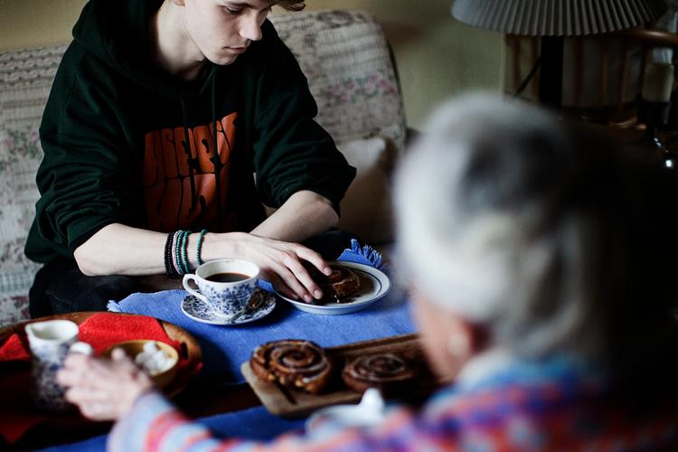 digitalt.  Det er svært for Nicolais mormor at vænne sig til, at kommunikation fremover mest  er noget, der skal ske via computeren -  i hvert fald hvis hun vil i kontakt med DSB, banken eller postvæsenet. 