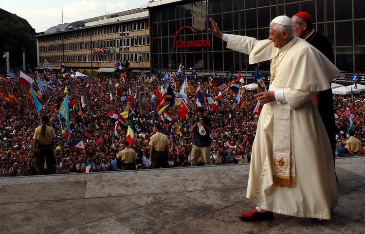 pension. Pave Benedikt XVI endte med at gå på pension og derved fratage samtlige sine efterfølgere de næste 1.000 år, deres særlige metafysiske dimension som 'Gud på Jorden'. 