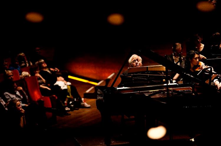 følsom. New-York pianisten Richard Goode var følsom, om end ikke stensikker i Brahms. 
