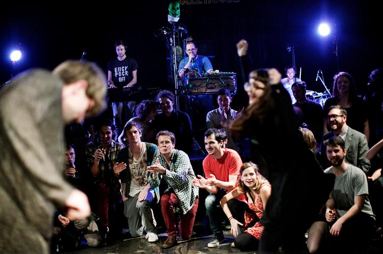 Kaospilot. Amerikanske Dan Deacon udfordrede publikum til en duel på energi. De tog den op. 