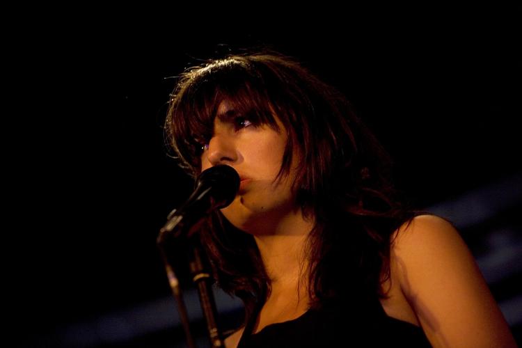 Monotomt. Mariam Wallentins dybe, kraftfulde stemme forsvandt i virvaret af trommer, bass og orgel til dobbeltkoncerten på Nørrebro. 