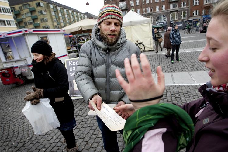 Forleden delte lærere fra Christianshavns Skole 'svedere' ud i protest mod regeringens forslag om heldagsskoler. (arkivfoto) 