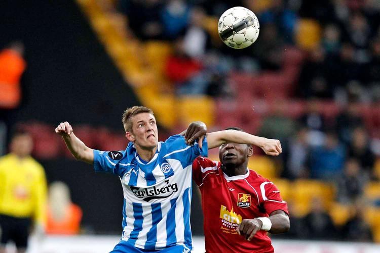 OB's Rasmus Falk Jensen (tv) og talentjagt. FC Nordsjællands Jores Okore er to af de store talenter i den danske Superliga, som udlandet endnu ikke har satset penge på. 