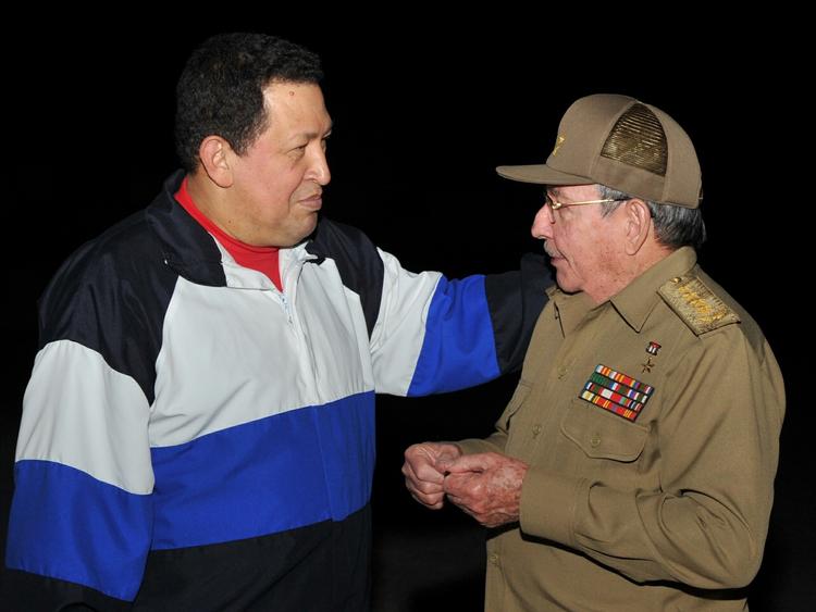 Allierede. Hugo Chavez (til venstre) hilste på Cubas leder, Raul Castro, under sit ophold i østaten. 