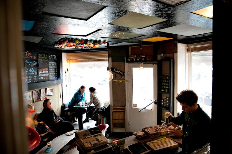 Rar. Mad er der ikke meget af på Snabel B. Til gengæld er den lille cafe i Valby hyggelig at hænge på. 