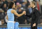 1-1. Juventus' målscorer Giorgio Chiellini (th) hilser efter opgøret på Napolis topscorer Edinson Cavani. 