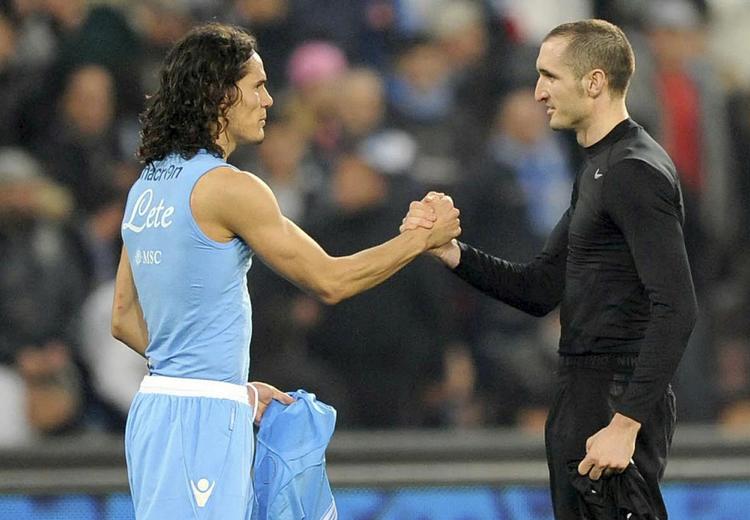 1-1. Juventus' målscorer Giorgio Chiellini (th) hilser efter opgøret på Napolis topscorer Edinson Cavani. 