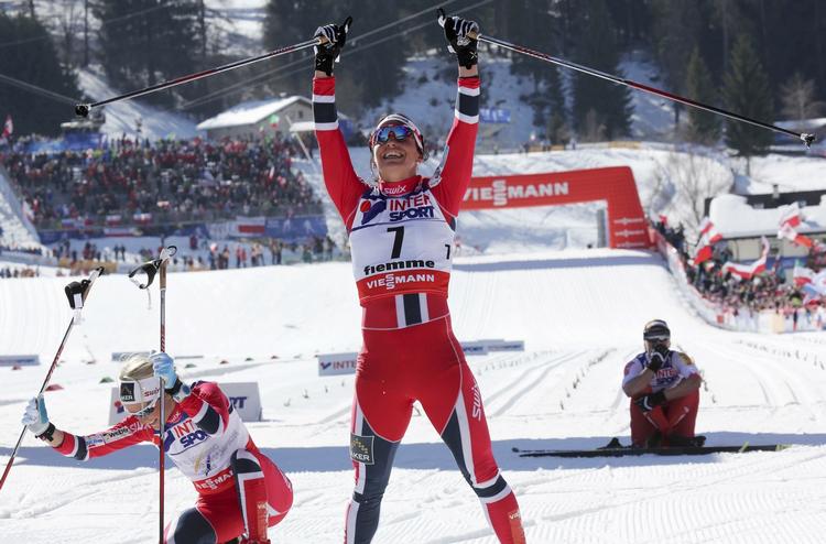 tæt. Norske Marit Bjørgen (midt) vinder spurtopgøret mod  Justyna Kowalczyk (th) og Therese Johaug (tv) efter 30 udmarvende kilometer på langrends-ruten. 