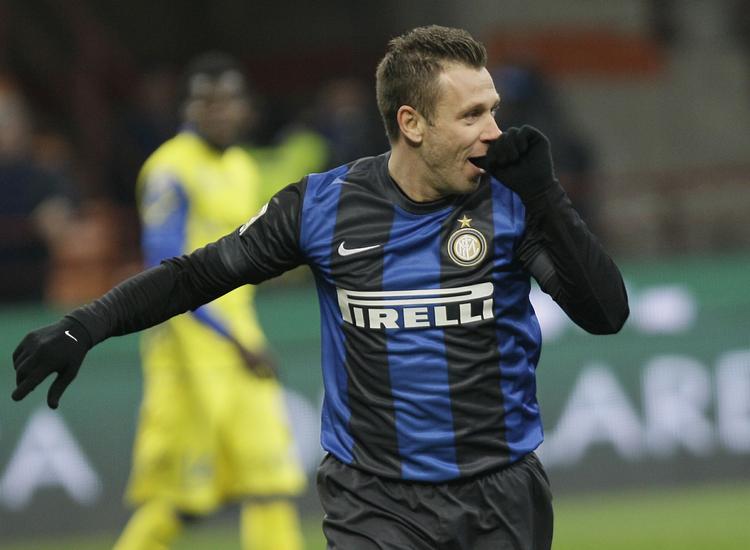 ude. Den lidt kontroversielle angriber  Antonio Cassano er blevet smidt af holdet efter et skænderi med Inter-træneren. 