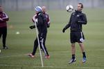 Træning. Daniel Jensen (t.h.) holder formen vedlige i FCK, hvor han dagligt kan vise sig frem for cheftræner Äriel Jacobs. 