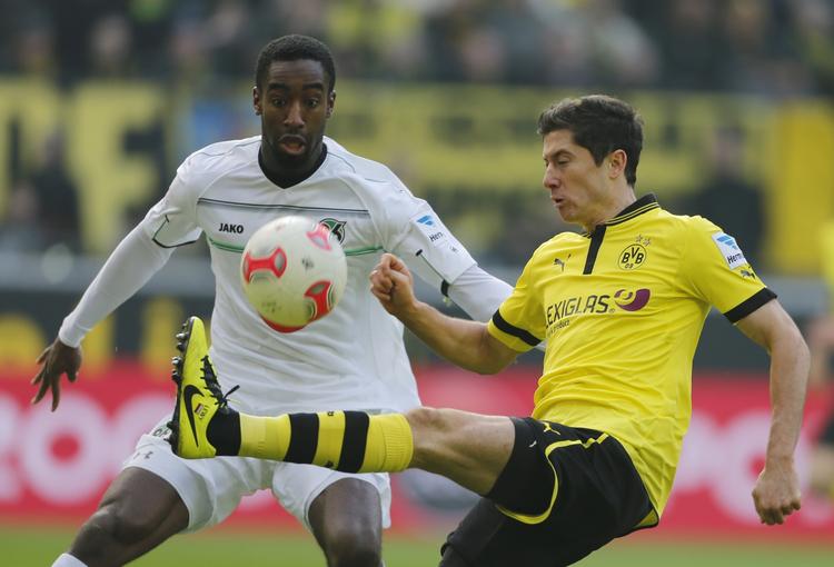 topscorer. Dortmunds Robert Lewandowski (th) var kampens oplevelse, da polakken var med til at sænke Hannover. 