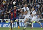 2-1. Først i kampens sidste minutter kom temperamenterne i kog i kampen mellem Barcelona og Real Madrid. 