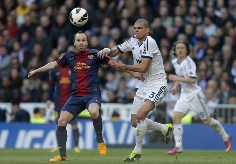 2-1. Først i kampens sidste minutter kom temperamenterne i kog i kampen mellem Barcelona og Real Madrid. 