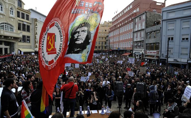 Larm. Der var anslået 200.000 mennesker på gaden i Lissabon i dag. Alle utilfredse med regeringens måde at håndtere krisen på. 