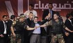 Præsident Morsi holder en tale for sine tilhængere på Tahrirpladsen. 