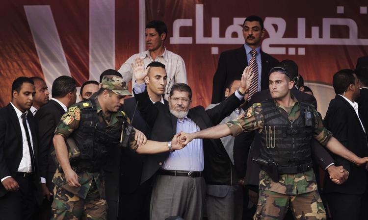 Præsident Morsi holder en tale for sine tilhængere på Tahrirpladsen. 