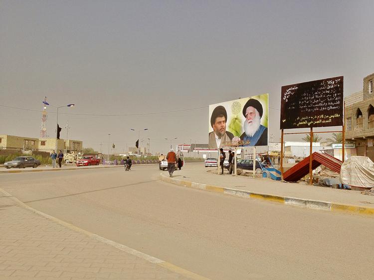 ANSVARSOMRÅDE. De danske  styrker i Irak havde hovedkvarter i byen  al-Qurnah (billedet øverst) nord for  Basra. Det var i en anden landsby syd  for  Basra, Az Zubayr, at 36 irakere blev tilbageholdt i november 2004. Nu har de lagt sag an mod den danske stat. Til  venstre to af de fanger, der hævder, de  blev udsat for overgreb. 