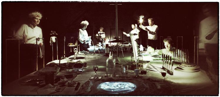 sansekalas. Det hypede  Nordic Kitchen får baghjul, når  børneteatret Gruppe 38 dækker op  med H.C. Andersen. 