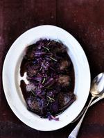 Italiensk. Rødløg, rødvin, frisk rosmarin og hvidløg. Kan du dufte turen rundt i de smalle romerske gyder? At det er hest, man spiser, er ikke til at smage – man kunne næsten tro, det var okse eller kalv – og det er mere tanken om, at det faktisk er hest, der udfordrer. 