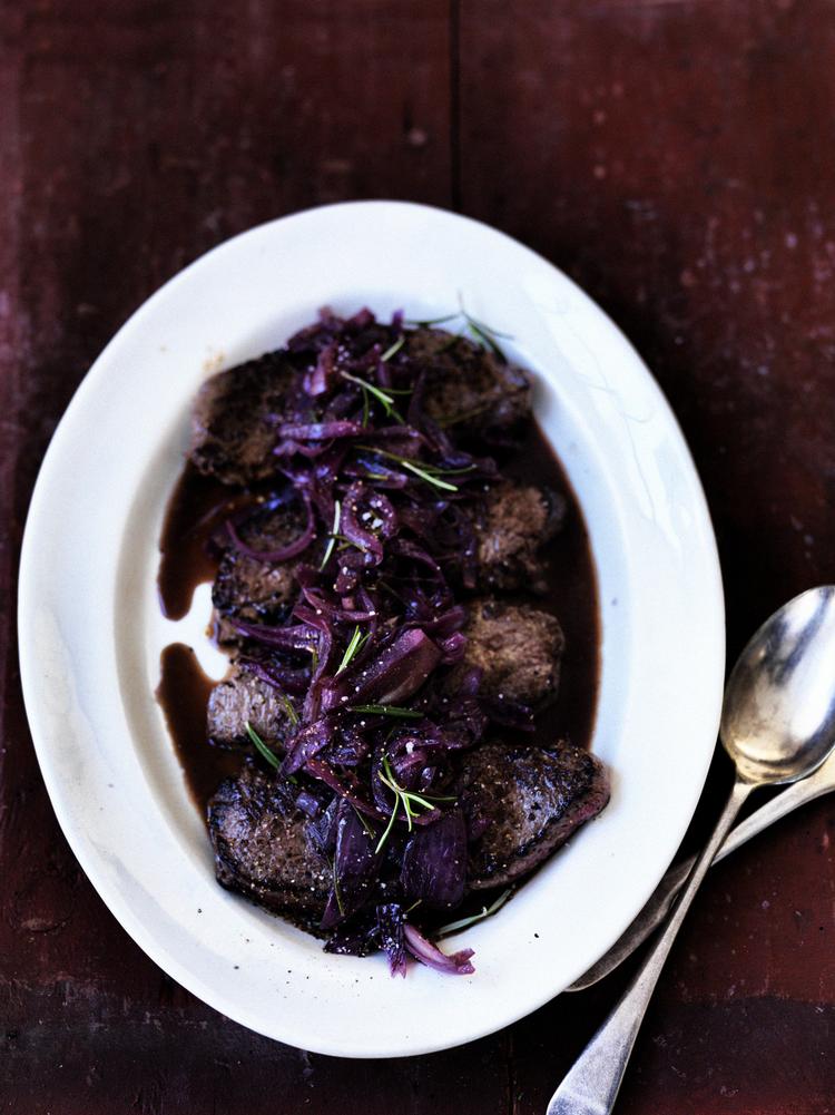 Italiensk. Rødløg, rødvin, frisk rosmarin og hvidløg. Kan du dufte turen rundt i de smalle romerske gyder? At det er hest, man spiser, er ikke til at smage – man kunne næsten tro, det var okse eller kalv – og det er mere tanken om, at det faktisk er hest, der udfordrer. 