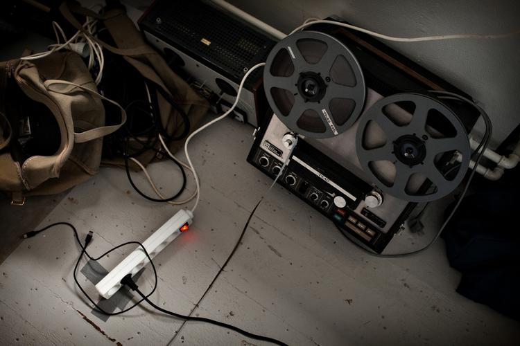 Lukket. På trods af at den hæderkronede montagegenre blev lukket ned af DR for år tilbage, er den som Jesus nu genopstået med støtte fra Statens Kunstfond hos radiofolkene Third Ear. 