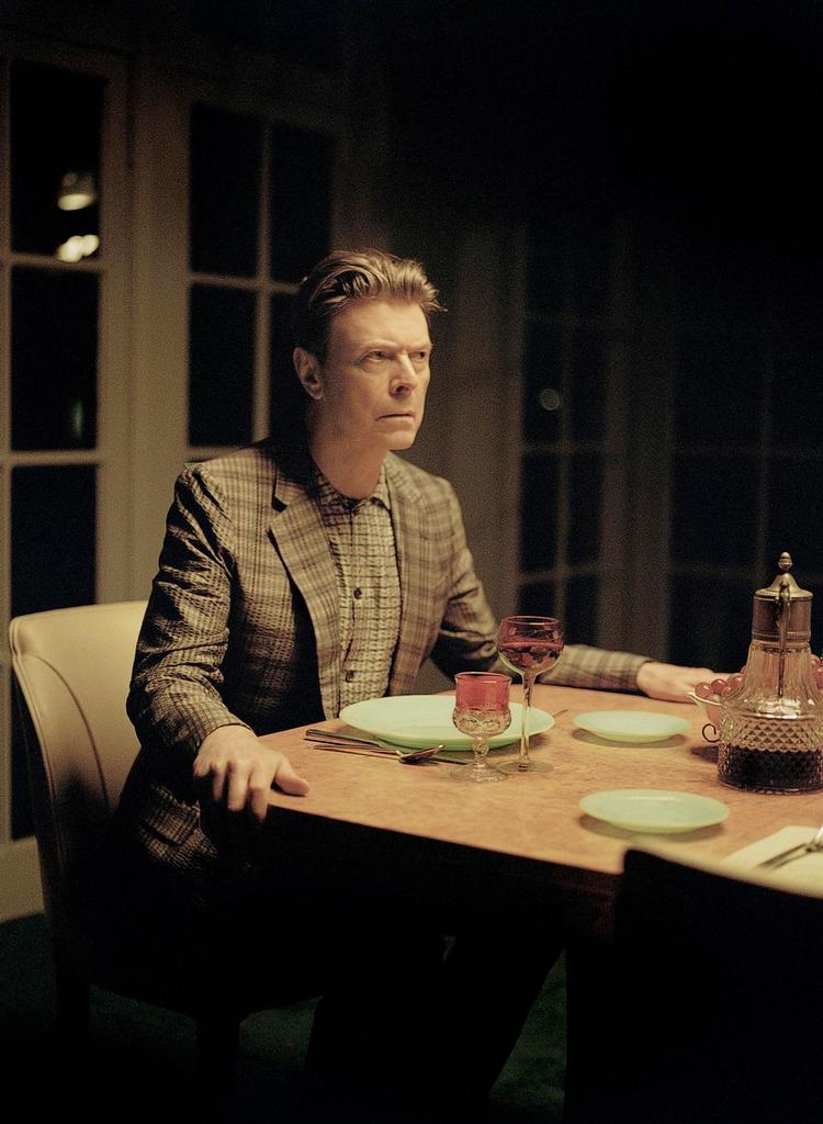 Stivnakket. Den herligt fabulerende musikvideo til 'The Stars (Are Out Tonight)' - som billedet her stammer fra - gav et fingerpeg om en legesyg Bowie, som albummet desværre ikke kan leve op til. 