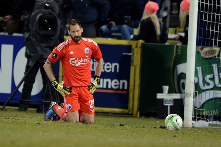 Dobbeltdrop. trods to fadæser af Johan Wiland vandt FC København 3-2 i Odense. 