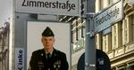 Museum. I 2013 kan du ved Checkpoint Charlie se en fotoudstilling der viser en fiktiv dag ved Muren i 1980'erne. I 2015 åbner et museum om den kolde krig. 