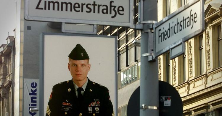 Museum. I 2013 kan du ved Checkpoint Charlie se en fotoudstilling der viser en fiktiv dag ved Muren i 1980'erne. I 2015 åbner et museum om den kolde krig. 