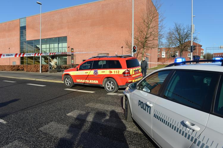 Trussel. Politiet har afspærret området omkring Tåsingegade i det nordlige Aarhus. 