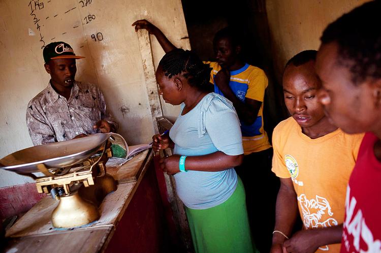 Frygten. George Kungu (bagerst til venstre) er slagter i Nairobis største slumkvarter, Kibera. Billedet er fra i lørdags, hvor han var ved at planlægge lukningen af butikken. 