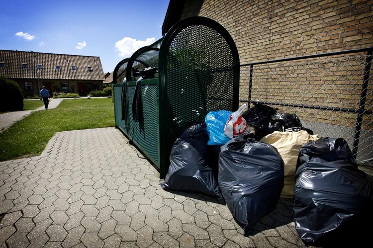 europarekord. Danskerne smider meget ud. Eller også er vi gode til at samle det ind. I hvert fald smider danskerne hvert år 718 kilo affald ud, mens gennemsnittet i EU er 503 kilo. 