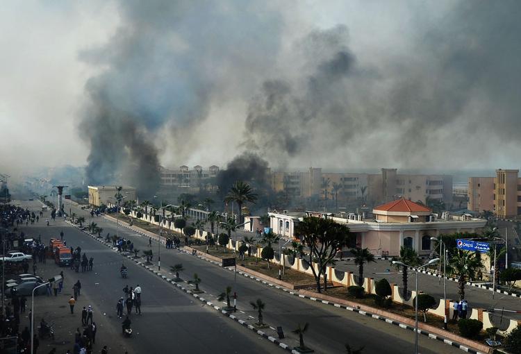 Sammenstød. Røgen steg op over Port Said efter urolighederne. 