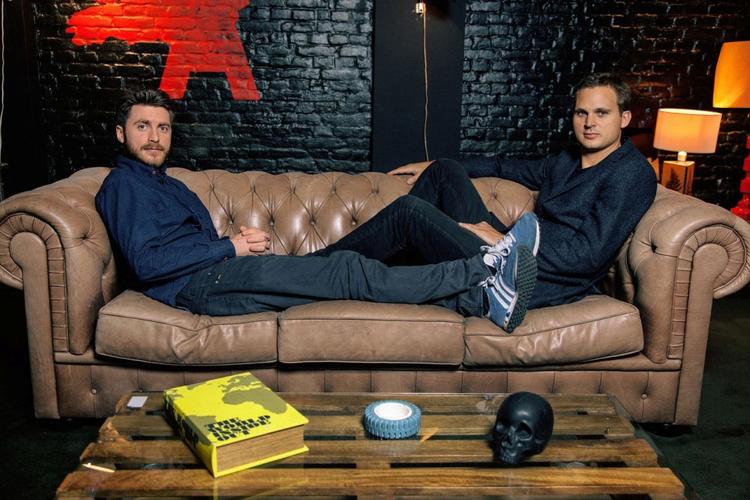 TV. Kristoffer Eriksen og Jesper Juhl fra DR-programmet 'Absurdistan'  fupper medierne med falske pressemeddelelser. 