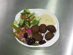 Selv om det ikke står blandt retterne på spisehusets Ahaas menutavle, kan man bestille en tallerken med falafel, hummus, oliven, syltede majroer, salat af løg, agurk, tomat og bredbladet persille samt syltede agurker. 