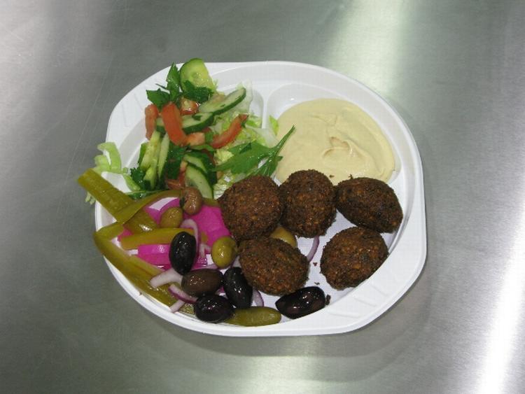 Selv om det ikke står blandt retterne på spisehusets Ahaas menutavle, kan man bestille en tallerken med falafel, hummus, oliven, syltede majroer, salat af løg, agurk, tomat og bredbladet persille samt syltede agurker. 