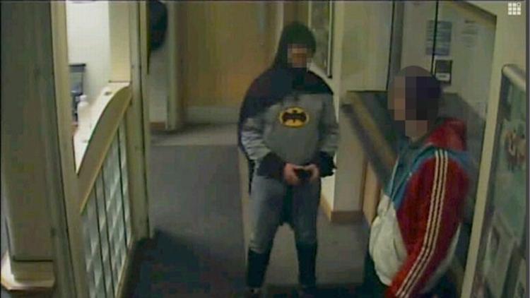 Superhelt. Som man kan se, er den britiske Batman inspireret  af den kitschede 60'er-version af serien. Nu er han stået frem og har smidt masken. 