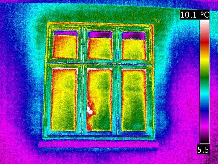 varmetab. En af betingelserne for at få glæde af en varmepumpe er et velisoleret hus, påpeger energitjenesten.dk 