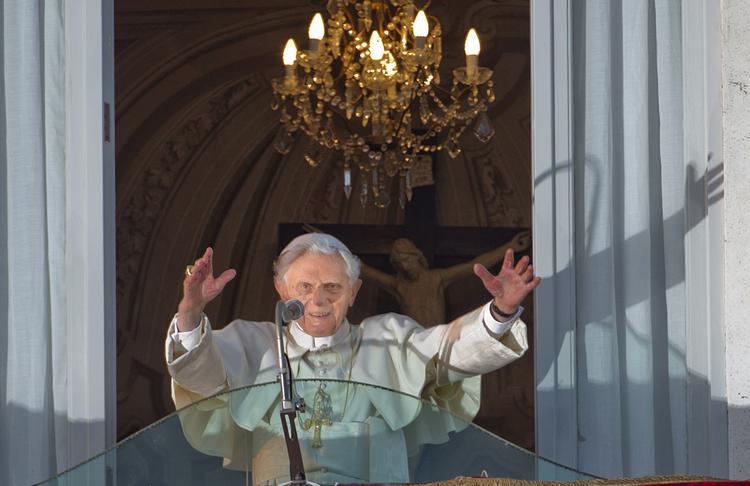 Farvel. Benedikt XVI er nu pave emeritus og skal have valgt en efterfølger. En kardinal fortæller nu, hvordan den tidligere pave blev valgt. 