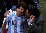 FAVORIT. Diego Maradona har tidligere trænet Lionel Messi, da han stod i spidsen for Argentinas landshold. 