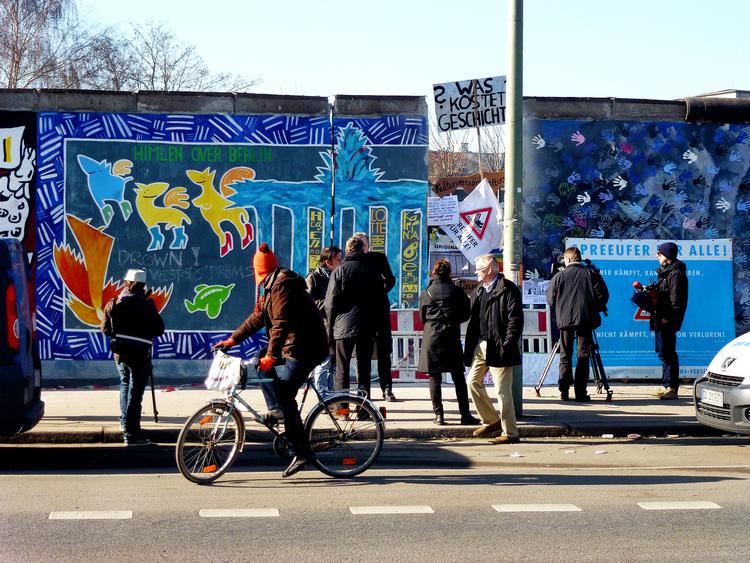 MUREN. »Hvad koster historie?«, spørger vrede borgere, efter at et fag af Muren med en del af det danske maleri 'Himlen over Berlin' er blevet fjernet. 