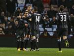 MATCHVINDER. Carlos Tevez sørgede for, at Manchester City fortsat har en realistisk mulighed for at hente Manchester United i den engelske mesterskabskamp. 