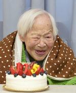 Fødselsdag. Sushi med makrel skulle efter sigende være på menuen i dag hos Misao Okawa, men som billedet viser, blev der også plads til søde sager. 