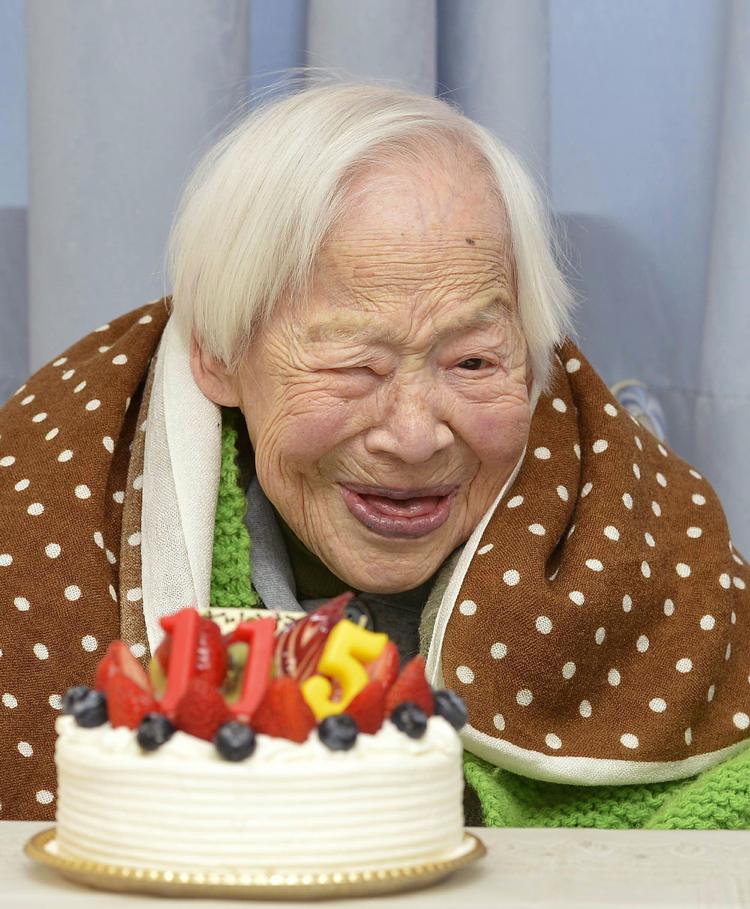 Fødselsdag. Sushi med makrel skulle efter sigende være på menuen i dag hos Misao Okawa, men som billedet viser, blev der også plads til søde sager. 