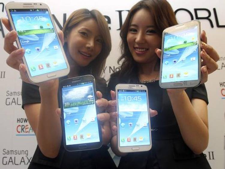 INNOVATION. 14. marts viser Samsung det næste bud på en Galaxy S-telefon frem, den fjerde i rækken. Efters sigende kan den rulle skærmen ned ad, hvis du bare kigger rigtigt på den. (Foto: Ahn Young-joon, AP Photo) 