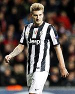 surt. Skadet, sendt i skammekrogen af DBU og Morten Olsen og skældt ud af alle eksperter, mens mange danskere ryster på hovedet af ham. Bendtner har ikke noget at grine ad. Foto: Jens Dresling (arkiv) 
