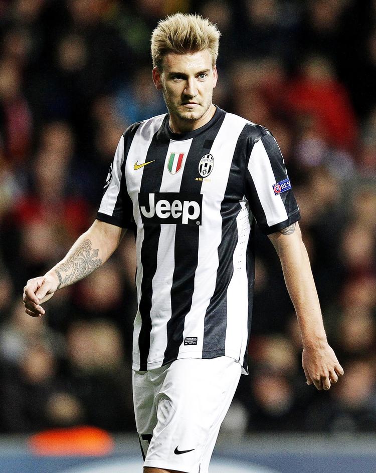 surt. Skadet, sendt i skammekrogen af DBU og Morten Olsen og skældt ud af alle eksperter, mens mange danskere ryster på hovedet af ham. Bendtner har ikke noget at grine ad. Foto: Jens Dresling (arkiv) 