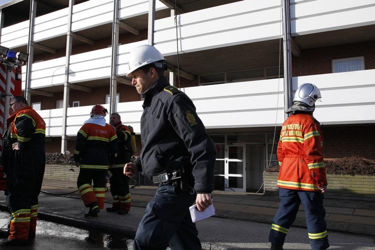 Håndværker og politibetjent fik hurtigt beboerne ud fra opgang, da der opstod brand i en ejendom i Gentofte. 